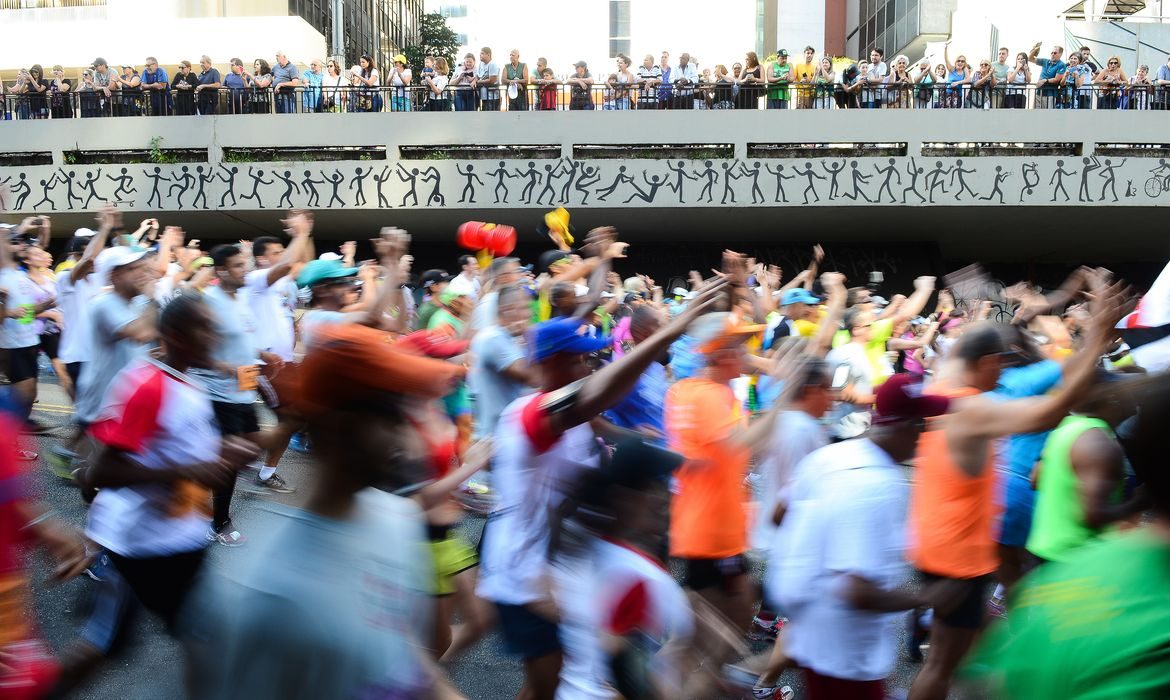 Corrida de São Silvestre com multidão de corredores na Avenida Paulista