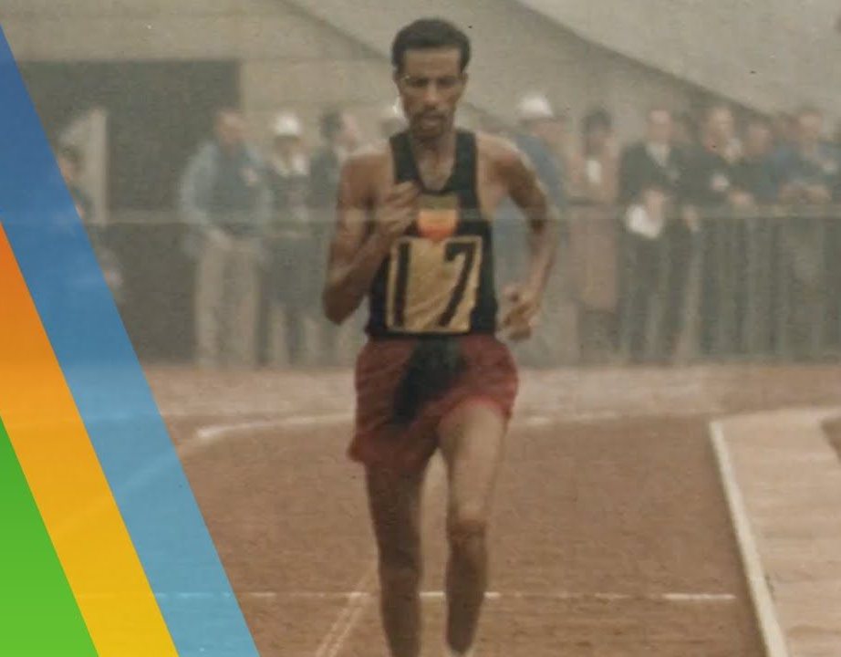 Abebe Bikila correndo descalço nas Olimpíadas de Roma 1960
