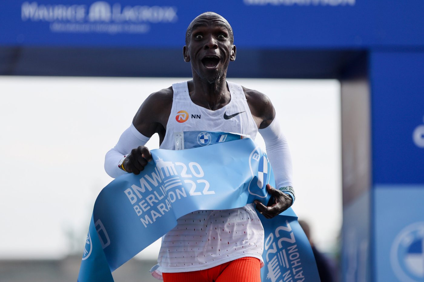 Eliud Kipchoge quebrando recorde mundial da maratona