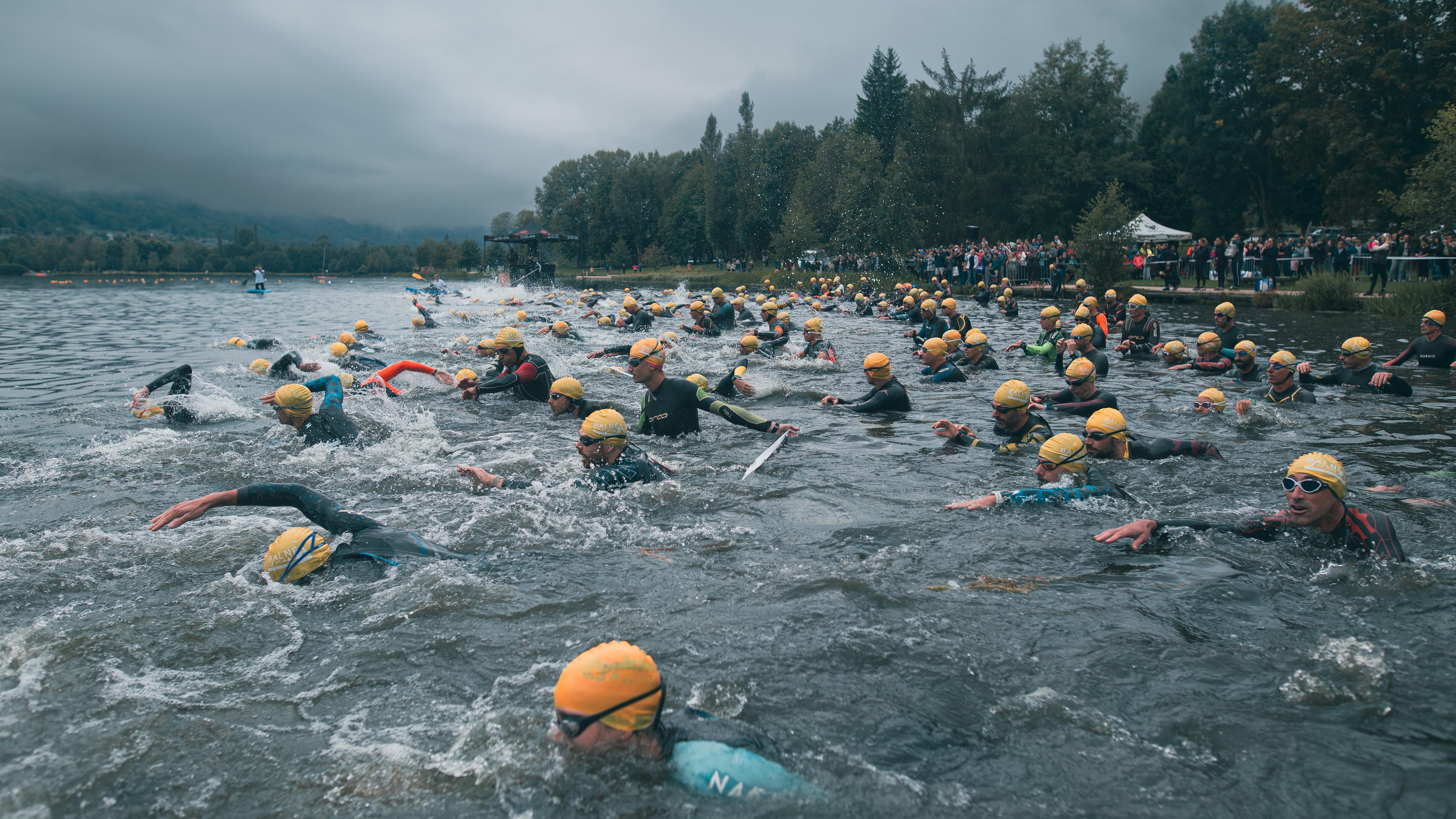Largada de Ironman com natação em águas abertas