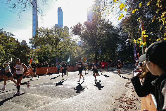 Corredores em maratona urbana com multidão
