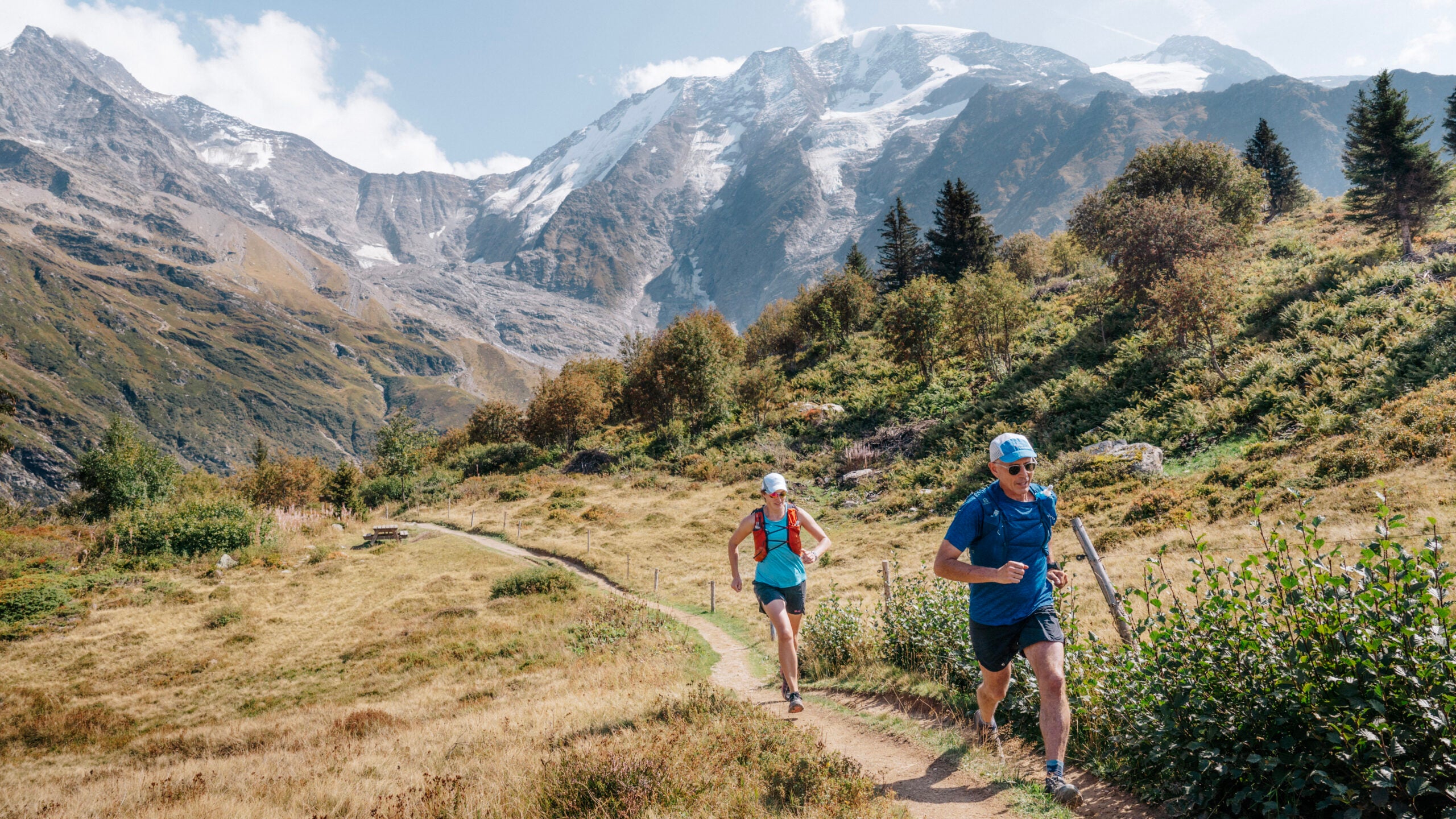 Ultra trail runner em montanha com cenário dramático